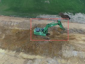 无人机检测挖掘机